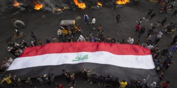 فيديو: مقتل متظاهر وإصابة آخرين في محافظة البصرة