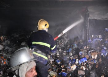 الدفاع المدني يستنفر للسيطرة وأخماد حريق بناية تجارية في منطقة الشورچة