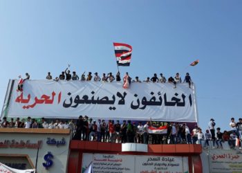 المسلحون يهاجمون الحبوبي مجدداً.. وإطفاء التيار الكهربائي في محيط الساحة (ثلاث فيديوات للمشاهدة)