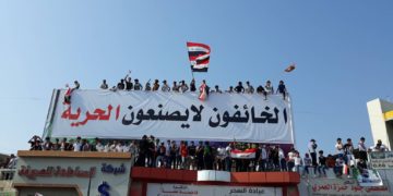 المسلحون يهاجمون الحبوبي مجدداً.. وإطفاء التيار الكهربائي في محيط الساحة (ثلاث فيديوات للمشاهدة)