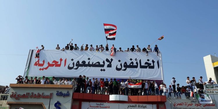 المسلحون يهاجمون الحبوبي مجدداً.. وإطفاء التيار الكهربائي في محيط الساحة (ثلاث فيديوات للمشاهدة)
