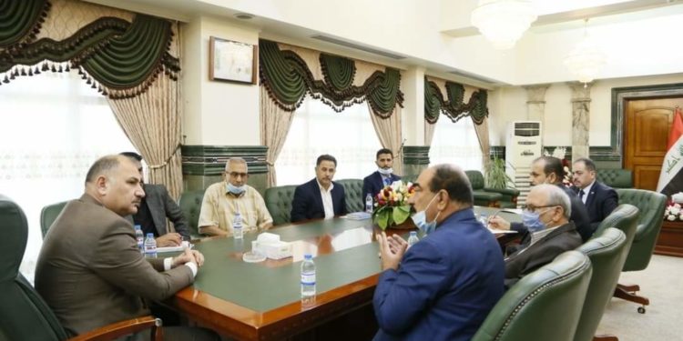 لقاء وزير الصناعة والمعادن مع نقابة العمال لتعزيز ألية التعاون