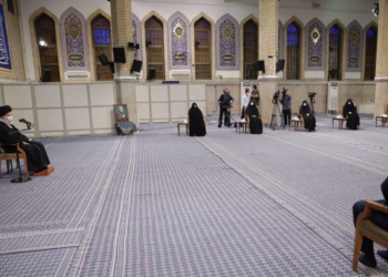 في أول ظهور له بعد إشاعة مرضه ,,المرشد الإيراني يستقبل أسرة قاسم سليماني