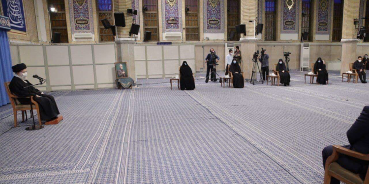 في أول ظهور له بعد إشاعة مرضه ,,المرشد الإيراني يستقبل أسرة قاسم سليماني