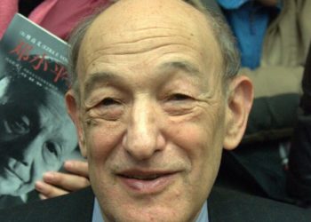 وفاة العالم الأمريكي عزرا فوغيل