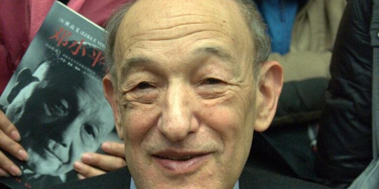 وفاة العالم الأمريكي عزرا فوغيل