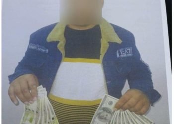 الشرطة تعتقل متهما يتداول ’دولارات مزورة .