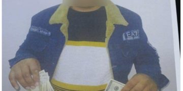 الشرطة تعتقل متهما يتداول ’دولارات مزورة .