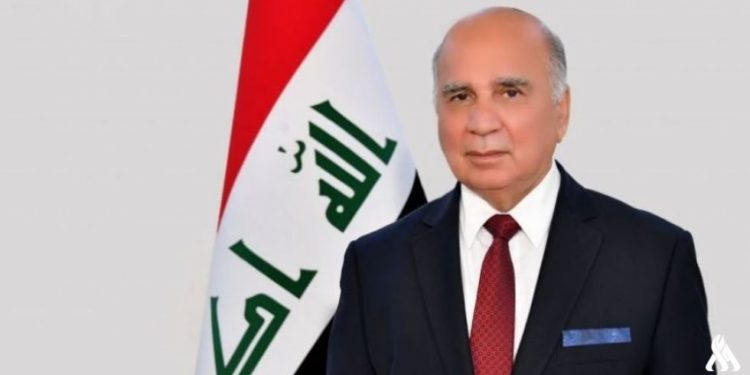 وزير الخارجية يلتقي أمير الكويت ويسلمه رسالة من الكاظمي