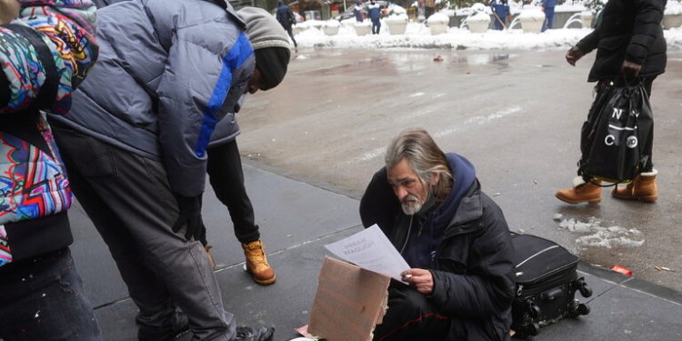 الولايات المتحدة: حوالي 800 ألف شخص يتقدمون بطلبات للحصول على إعانة