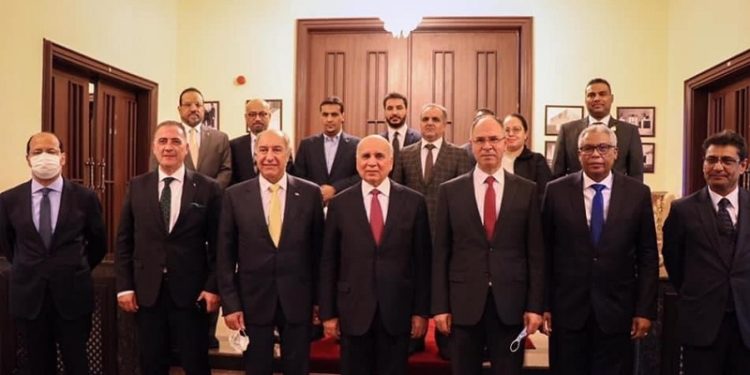 ” الحوار لحل الأزمات ” وزير الخارجية يلتقي وفداً دبلوماسياً عربياً في أنقرة
