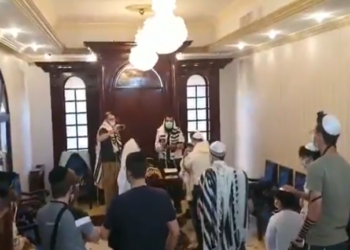 مجموعة من اليهود يحيون طقوس البلوغ في الإمارات