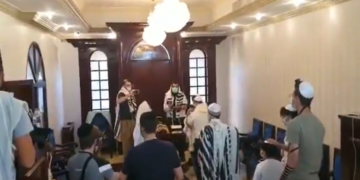 مجموعة من اليهود يحيون طقوس البلوغ في الإمارات