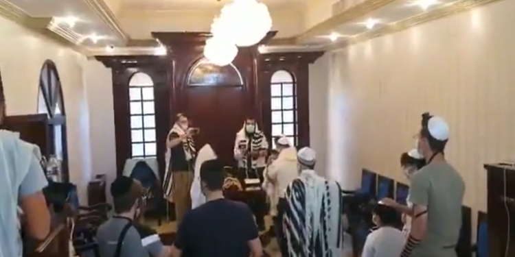 مجموعة من اليهود يحيون طقوس البلوغ في الإمارات