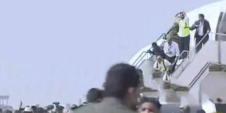 انفجارات في مطار عدن الدولي لحظة وصول أعضاء الحكومة اليمنية الجديدة