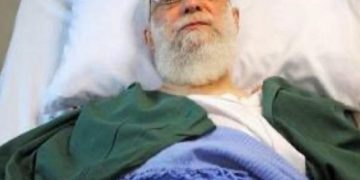 مقرب من خامنئي يعلق على أنباء تدهور حالته الصحية