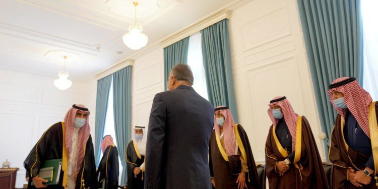 الكاظمي يجتمع مع الوفد السعودي