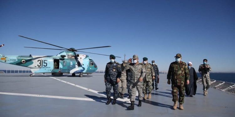 الجيش الإيراني يتسلم أكبر سفينة عسكرية “مكران”