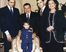 قرارا بريطانيا بحق حسني مبارك وعائلته