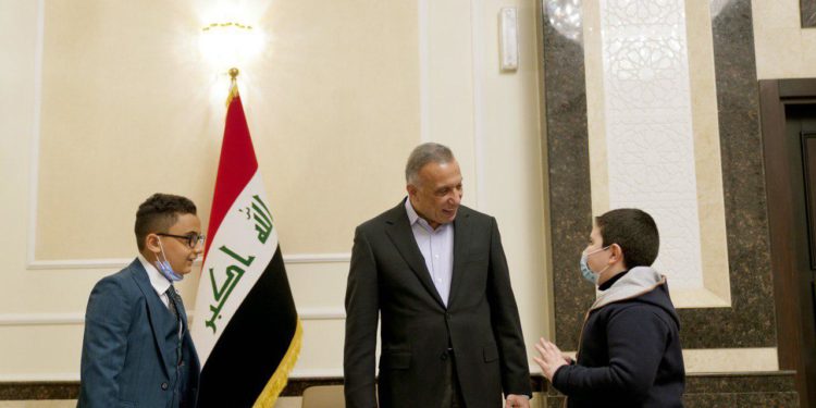 الكاظمي يستقبل طفلين موهوبين ( أسد الله و يحيى )  من الموصل والبصرة .