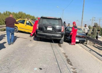 فرق الدفاع المدني تنقذ ثلاث نساء، علقن داخل عجلة تعرضت لحادث تصادم بعجلتين أخريين في محافظة بابل.