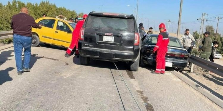 فرق الدفاع المدني تنقذ ثلاث نساء، علقن داخل عجلة تعرضت لحادث تصادم بعجلتين أخريين في محافظة بابل.