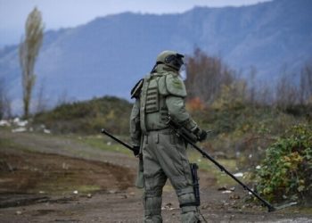 خبراء متفجرات روس يبطلون مفعول قنابل عنقودية أمريكية في لاوس