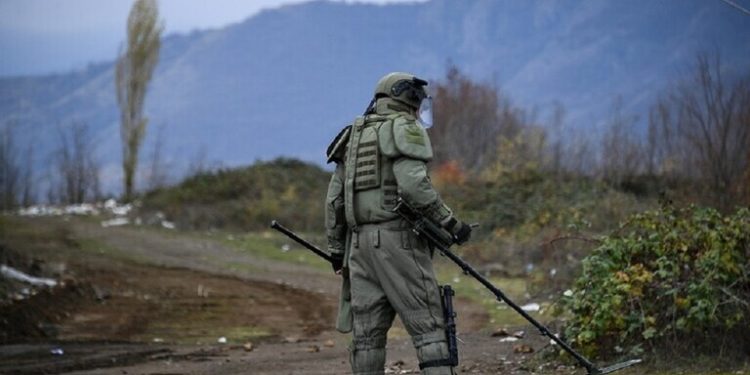 خبراء متفجرات روس يبطلون مفعول قنابل عنقودية أمريكية في لاوس