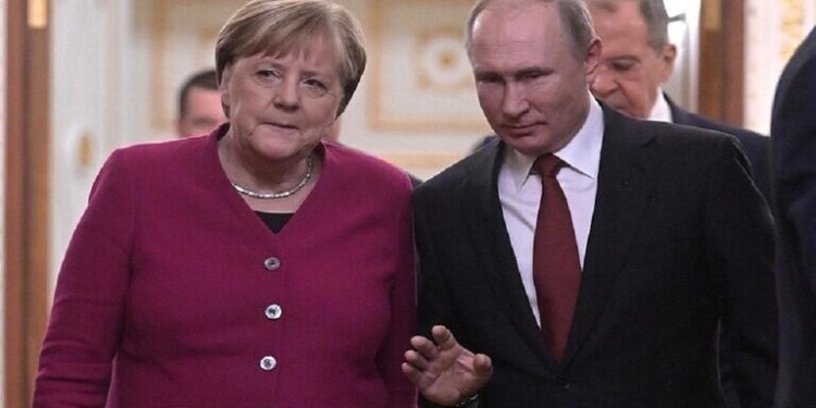 بوتين يناقش مع ميركل آفاق الإنتاج المشترك للقاحات