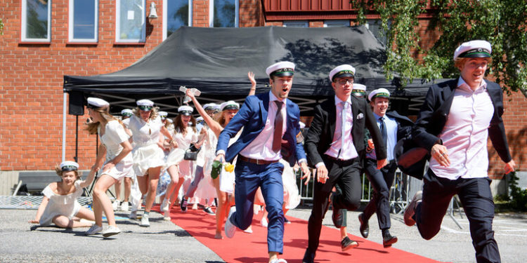 السويد تعلن توسيع عملية التعليم عن بعد للمدارس الثانوية