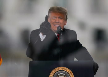 ترامب يبدأ بتشكيل فريق الدفاع عنه بوجه إجراءات عزله