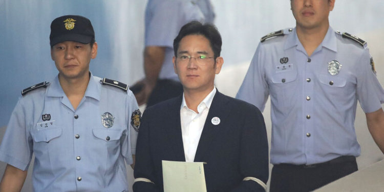 “رئيس شركة سامسونغ ” يقدم اعتذاره للموظفين من داخل السجن.