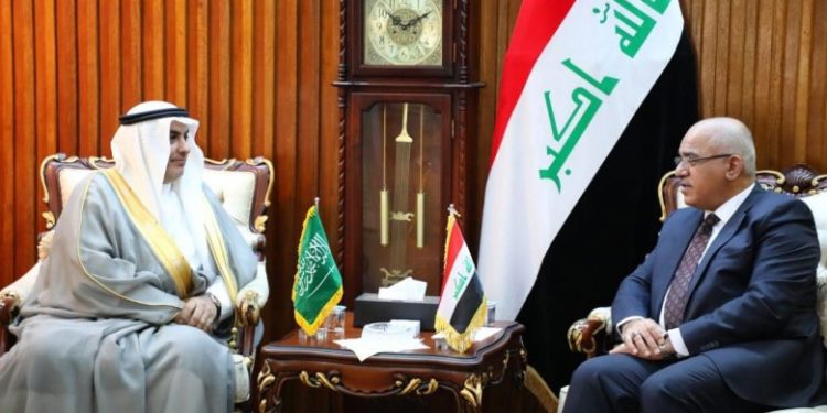 حوار موسّع بشأن المُنح الدراسية .. (السفير السعودي في ضيافة وزارة التعليم)