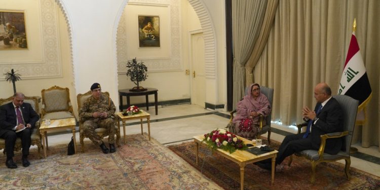 رئيس الجمهورية يلتقي وزير الإنتاج الحربي الباكستاني