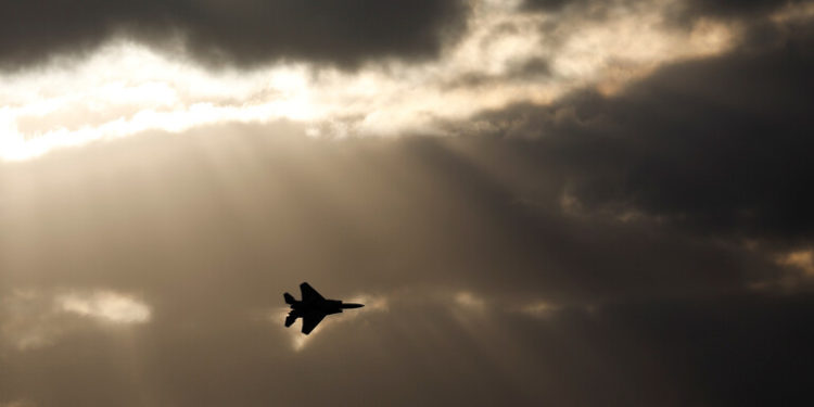 مسؤول استخباراتي أمريكي يكشف عن دور واشنطن في غارات إسرائيل على دير الزور