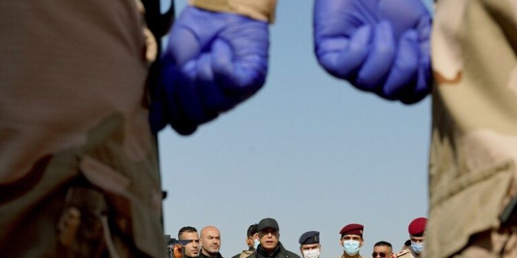 الكاظمي يصدر أمراً ديوانياً بترقية ضباط الدفاع المستحقين