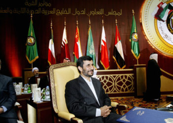 أحمدي نجاد في رسالة إلى روحاني .. ثمة إشارات لمخطط حرب مدمرة في الشرق الأوسط والخليج