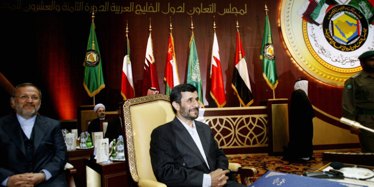 أحمدي نجاد في رسالة إلى روحاني .. ثمة إشارات لمخطط حرب مدمرة في الشرق الأوسط والخليج