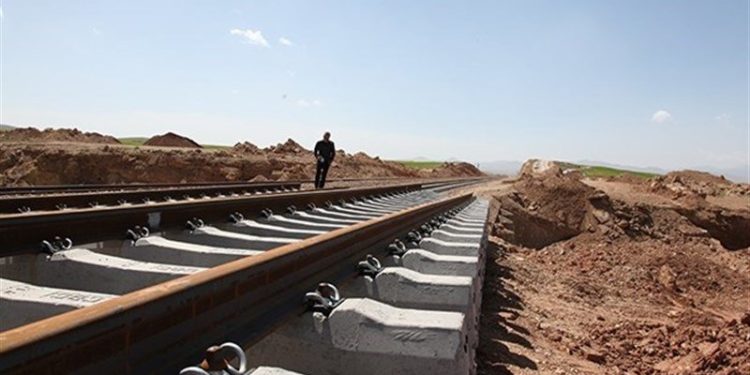 وزير النقل يبحث مع سفير دمشق الربط السككي مع سوريا