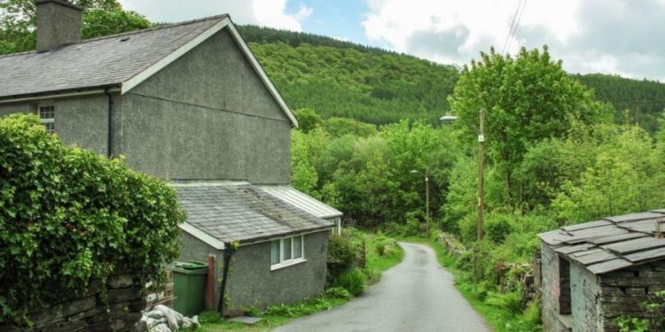 قرية بريطانية كاملة معروضة للبيع .. والسعر مفاجئ