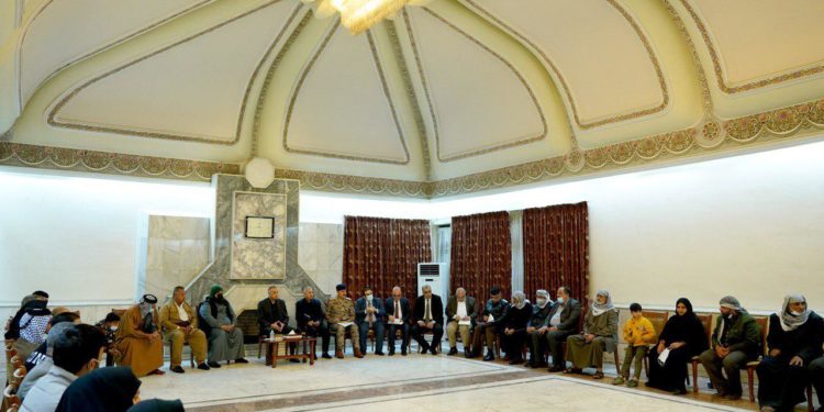 الكاظمي .. يستقبل عوائل شهداء ساحة الطيران (كفى مزايدات واستغلال لمشاعر الناس)