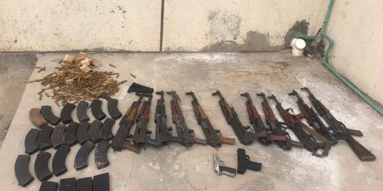 حصيلة حملة أمنية في بغداد .. ( دولار وليرة تركية و أسلحة متنوعة  )