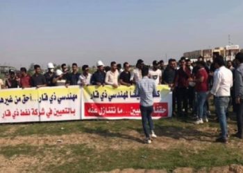 اعادة اغلاق مبنى شركة نفط ذي قار من قبل المحتجون