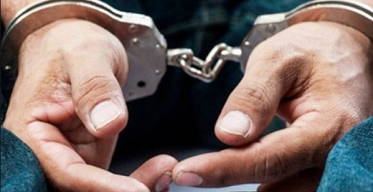 اعتقال 5 مروجين للمخدرات وضبط ’مسدس تركي’