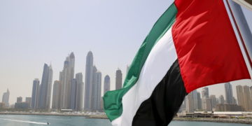 الإمارات تجيز منح الجنسية لفئات محددة من العاملين فيها
