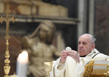 البابا فرنسيس يدعو إلى “نبذ العنف وحماية القيم الديمقراطية”