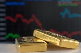 انخفاضا في أسعار الذهب مع ارتفاع الدولار