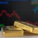 انخفاضا في أسعار الذهب مع ارتفاع الدولار