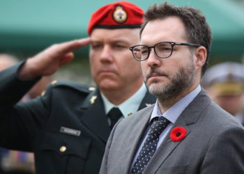 السفير الكندي يعلن وفاة “مزيل ألغام” عراقي