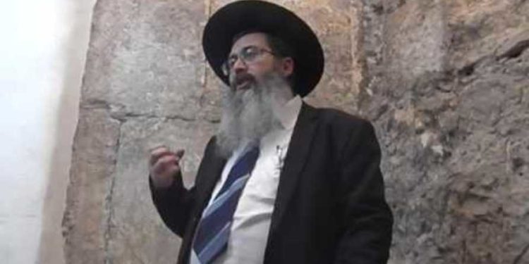 حاخام يهودي يحذر من لقاح كورونا: سيغيّر الميول الجنسية!